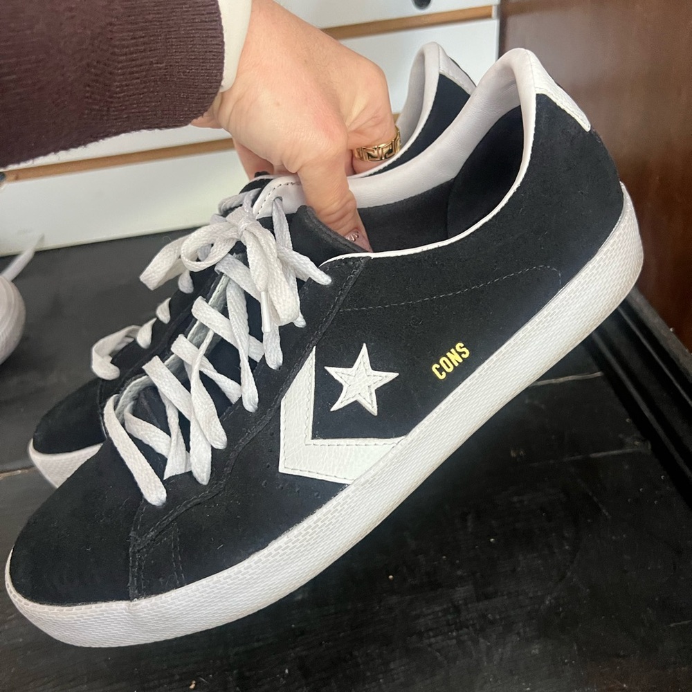 men’s black low top Converse cons Star Sneakers size 10.5